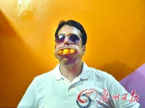 印度男奇葩爱好 口塞92支铅笔