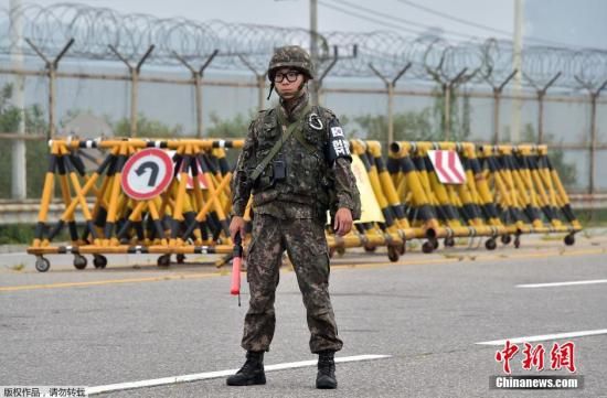 当地时间2015年8月21日,韩国坡州市,韩国士兵在一处军事检查站设置路障,封锁前往朝鲜开城联合工业园区的道路。 当地时间2015年8月21日,韩国坡州市,韩国士兵在一处军事检查站设置路障,封锁前往朝鲜开城联合工业园区的道路。