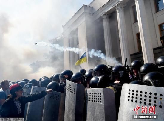 2015年8月31日，乌克兰基辅，乌克兰民众在议会大厦外示威