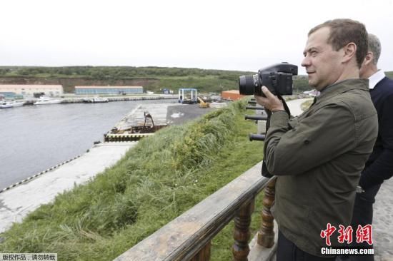 当地时间2015年8月22日，俄罗俄日俄罗斯总理梅德韦杰夫登上南千岛群岛（日称北方四岛）中的斯半择捉岛进行工作视察。