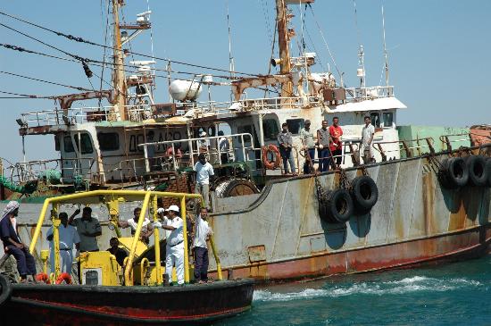 图文:载有中国船员的两艘被劫韩国渔船抵达也