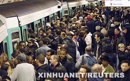 组图：法国大罢工致巴黎地铁站人满为患