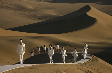 图文:皮尔-卡丹敦煌沙漠时装秀