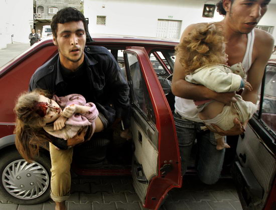 图文：巴勒斯坦人将受伤儿童送医院