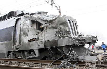 法国高速列车出轨撞上货车致1死35伤(组图)