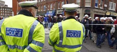 英国数万警察不满加薪幅度举行游行(组图)