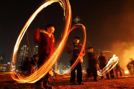 组图:韩国首尔举行元宵节庆祝活动