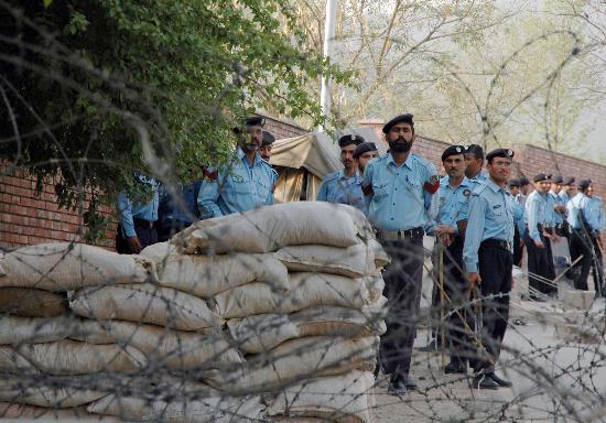 图文:警察在巴基斯坦首都伊斯兰堡街头警戒