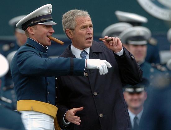 图文:布什在台上和毕业生抽雪茄_新闻中心_新浪网