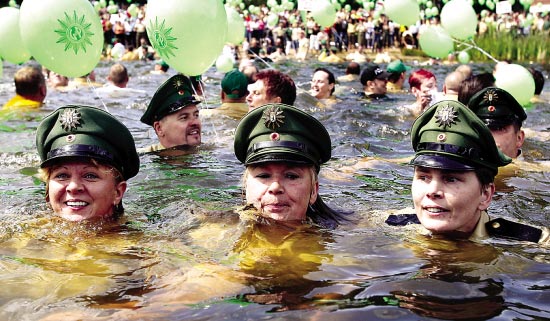组图:德国警察穿制服游泳抗议工资待遇低