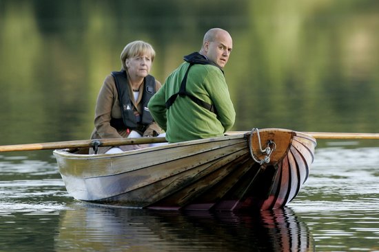 组图：瑞典首相与德国总理默克尔泛舟