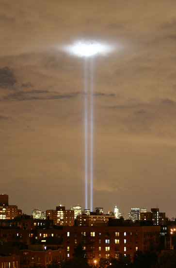 组图：纽约世贸大厦遗址打出光柱纪念911遇难者