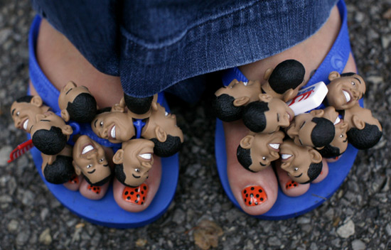 图文：支持者脚穿以奥巴马头像为装饰的拖鞋