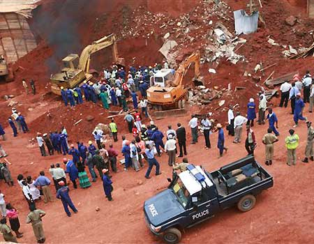 乌干达建筑工地坍塌6人死亡10人被埋(组图)