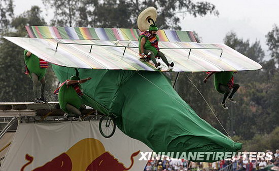 组图：墨西哥举行人力飞行大赛