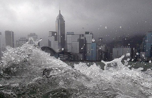 图文:香港维多利亚港经受台风侵袭