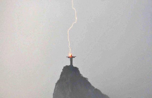 图文:巴西里约热内卢基督救世主雕像遭遇雷击