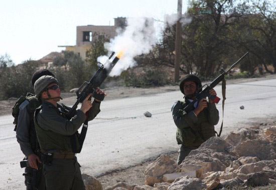 图文:以色列士兵向巴勒斯坦人发射催泪弹