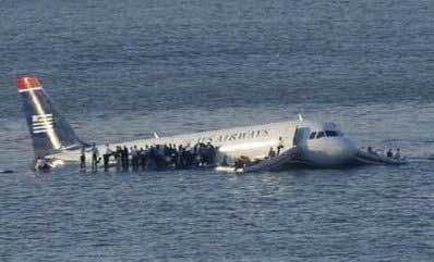 美国客机迫降水面 机上150多人全部获救(组图