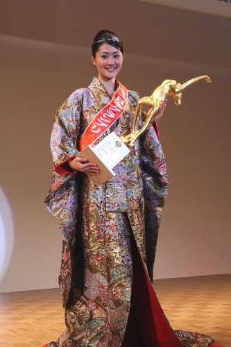 在读高中生宫田麻里乃(17岁)夺冠.