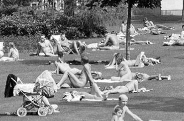组图：德国男子开办天体主义旅馆住客须裸体