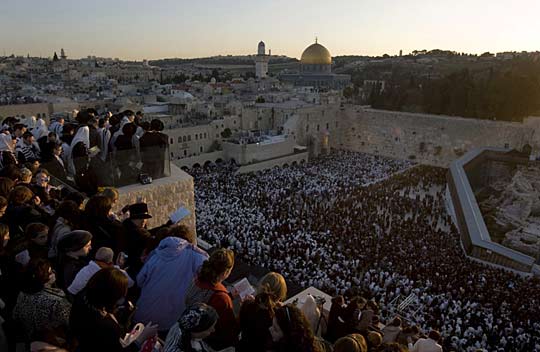 数万犹太人聚集哭墙前向太阳祈福(组图)