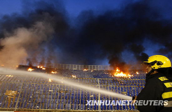 组图:塞尔维亚首都足球场看台赛后着火
