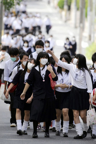 日本神户,hyogo高中的学生们戴着口罩上学,这是学校因甲型流感停课后
