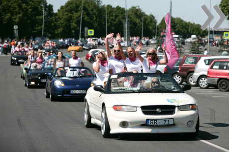 拉脱维亚千名女子女举行反危机游行(组图)