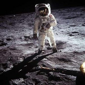 美国纪念人类登月40周年 复原首次登月原版录像