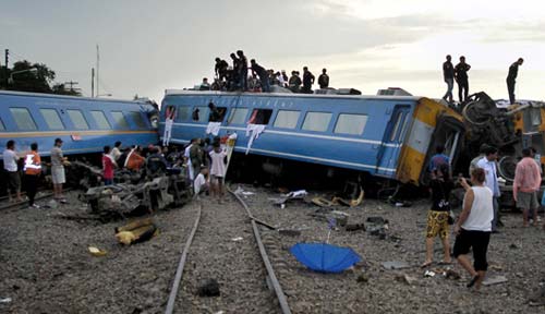 泰国一列火车出轨致7人死逾百人伤(组图)