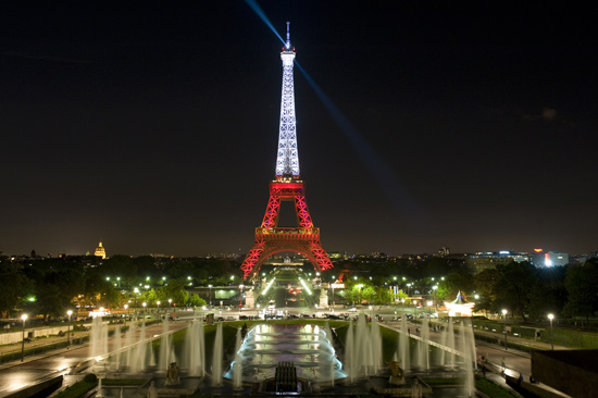 组图:巴黎埃菲尔铁塔为土耳其季亮彩灯