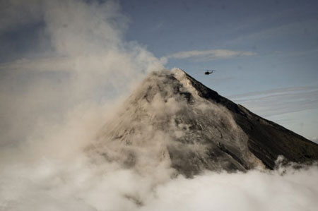 组图：菲律宾马荣火山开始喷发