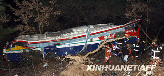 韩国旅游团发生车祸至少14人死17人伤(组图)