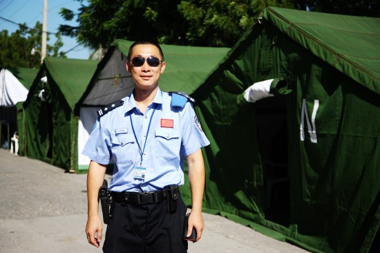 图文:中国驻海地维和警察兰涛在太子港营房前