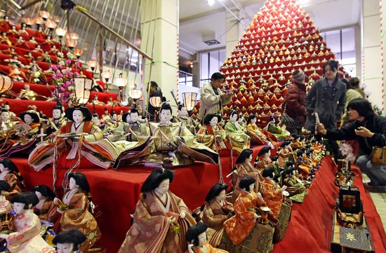 组图:日本古装娃娃搭成金字塔迎接女孩节