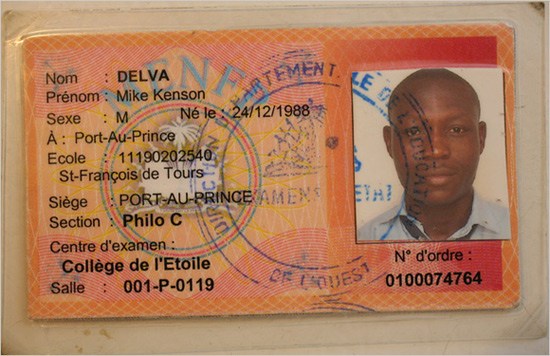 一个被拘禁的海地难民的身份证.