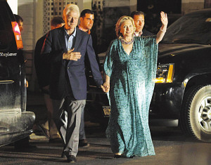 7月30日晚,克林顿与希拉里离开为女儿切尔西举办的私人晚会.