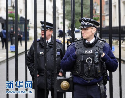 10月4日,在英国首都伦敦,警察在首相府所在的唐宁街街口执勤.