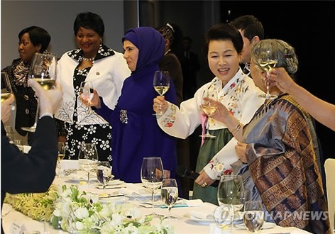 首脑夫人们称赞韩餐"新奇别致,令人印象深刻"