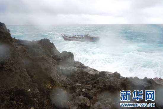 12月15日，在澳大利亚北部圣诞岛海岸附近，一艘难民船在风浪中行驶。