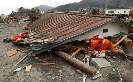 图文:英国国际救援队搜寻日本地震幸存者