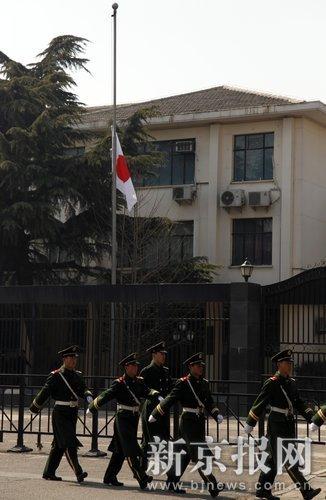 图文:日本驻华大使馆降半旗哀悼遇难者