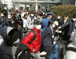 图:大批外国人涌入东京入管局申请再入境许可