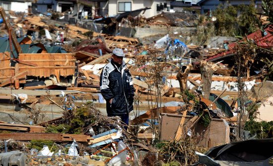 图文日本宫城县受灾居民在废墟上寻找家的记忆
