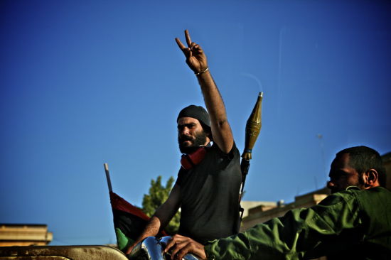 4月10日，在利比亚东部城镇艾季达比耶，反对派士兵在车上欢呼。新华社记者 才扬 摄