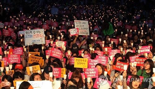 韩国大学生举行大规模烛光示威抗议高学费(图