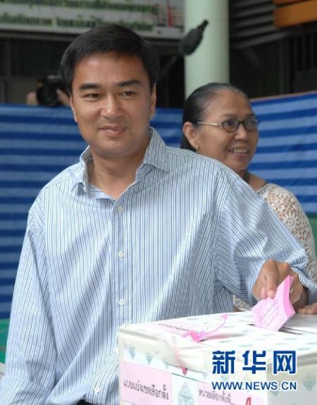 7月3日，泰国看守政府总理、民主党头号竞选人阿披实在曼谷瓦达那地区的一个投票站投票。