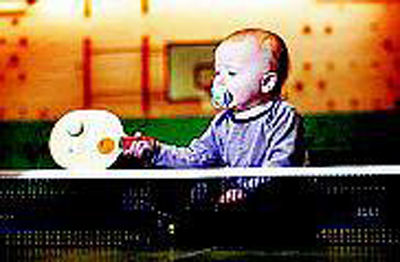 明星男婴叼奶嘴打乒乓(图)