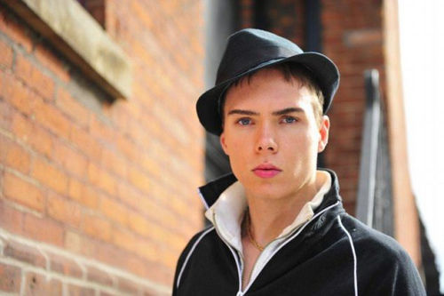 马尼奥塔(luka rocco magnotta)因牵涉食人案逃离加拿大.